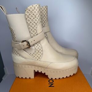 Louis Vuitton Suede “LV” Logo Embossed Laureate Platform Desert Boots